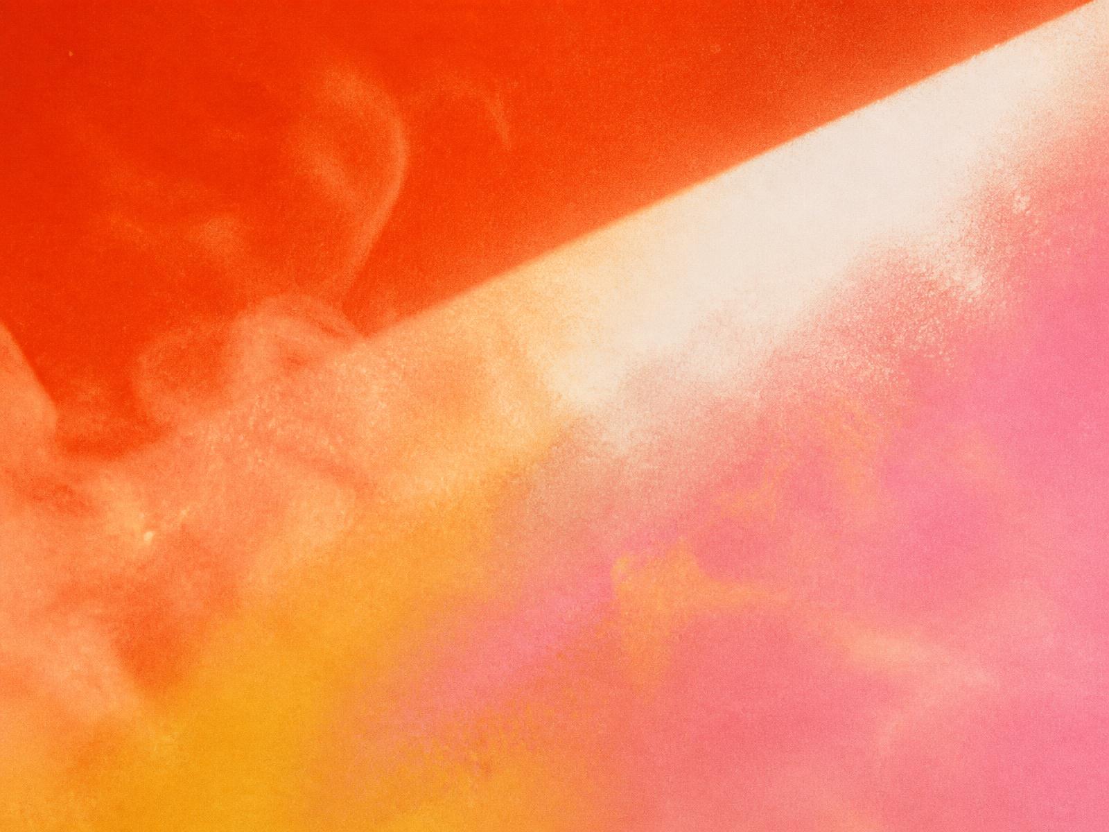 Abstrakter Lichtstrahl in leuchtendem Orange, Pink und Creme, körniger 70s Analogfilm