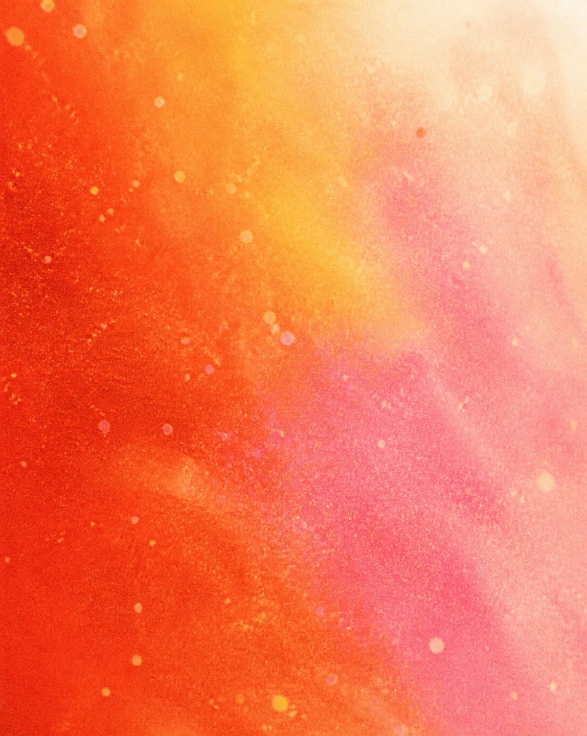 Feiner Wüstenstaub in leuchtendem Orange, Pink und Gold, weicher Analogfilm